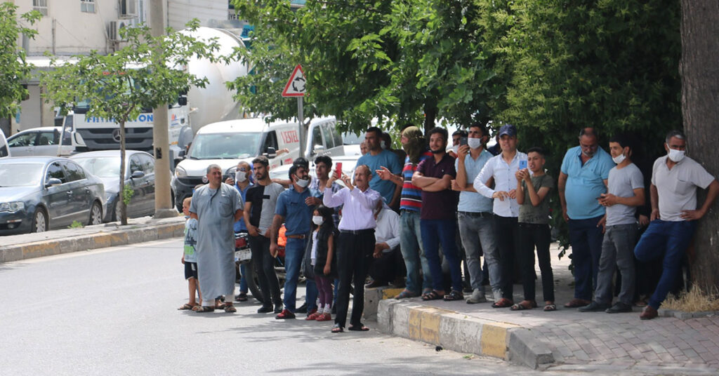 Şanlıurfa’da İntihar! 15 Metrelik Direğe Çıktı 2 İntihar Girişimi Şanlıurfa