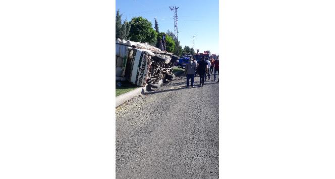 Biçerdöver Saman Yüklü Kamyona Çarpıp Devirdi 1 3322508