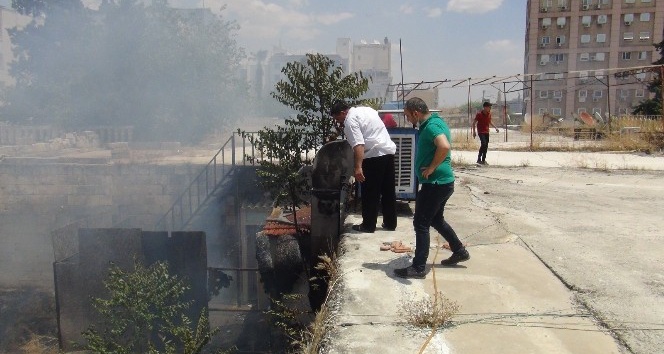 Urfa'da Tarihi Han Alevlere Teslim Oldu 1 3339815