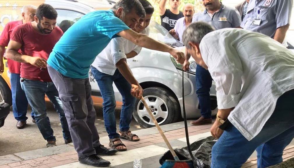Urfa'da Yürüyen Vatandaşların Üzerine Yılan Düştü 1 Şanlıurfa Yılan
