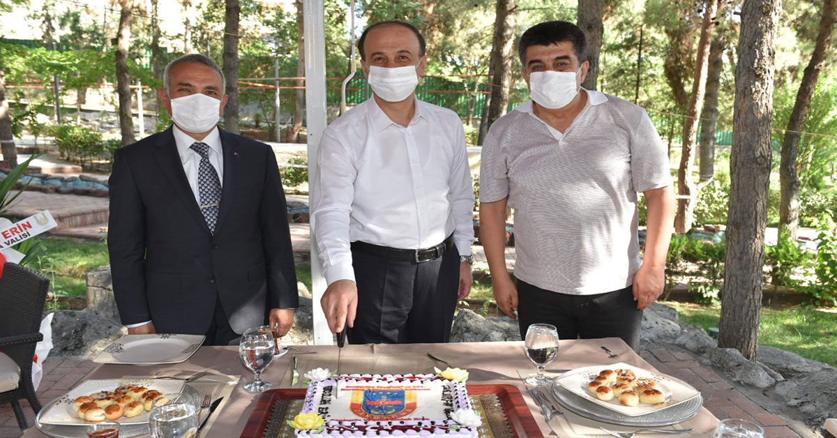 Vali Erin jandarmayı pasta keserek kutladı 1 Şanlıurfa Valisi Abdullah Erin