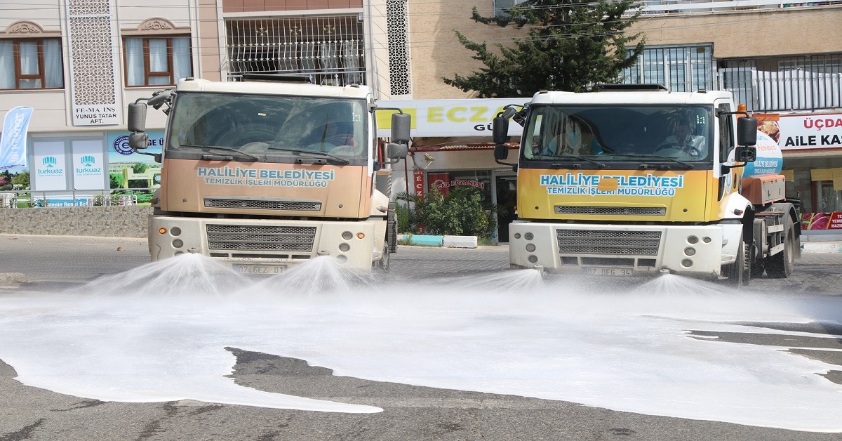 Haliliye’de cadde ve sokaklar dezenfekte edildi 1 DEZENFEKTE