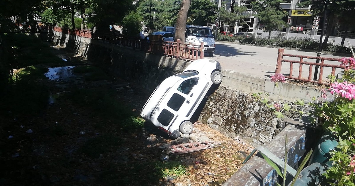 Park halindeki araç dereye uçtu 1 dere araç