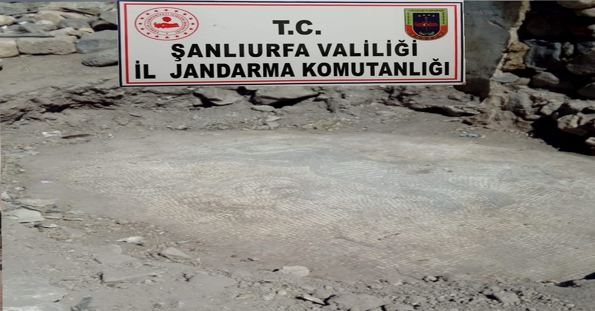 mozaikleri sökmeye çalışırken jandarmaya yakalandılar 1 tarihi eser