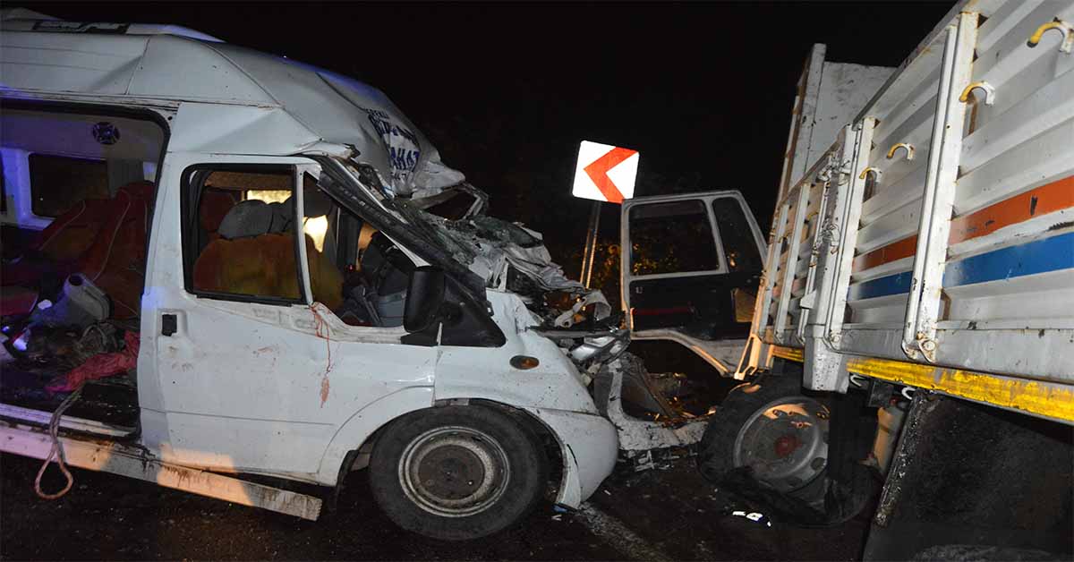 minibus ile kamyon kaza
