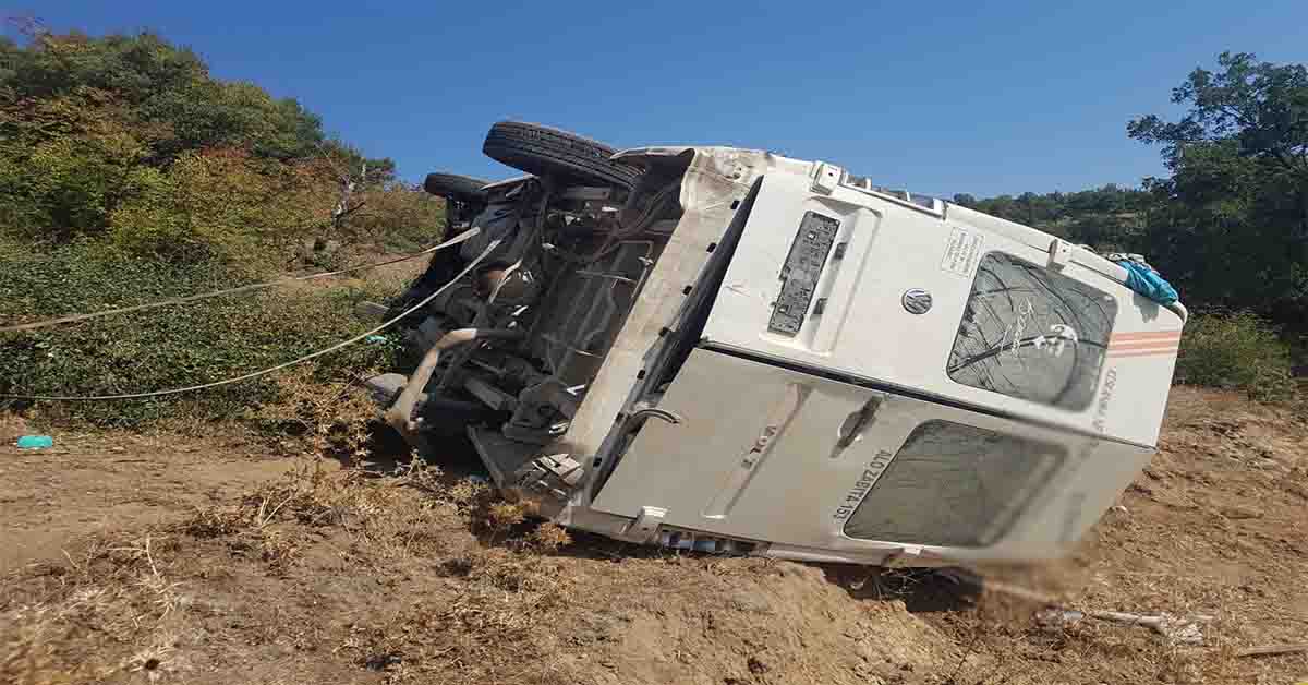 Minibüs şarampole devrildi 14 yaralı