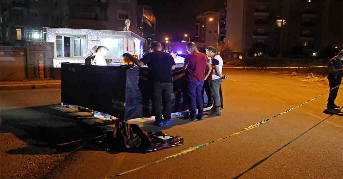 Ortağını sokak ortasında 3 bıçak darbesiyle öldürdü 1 Ortağını sokak ortasında 3 bıçak darbesiyle öldürdü