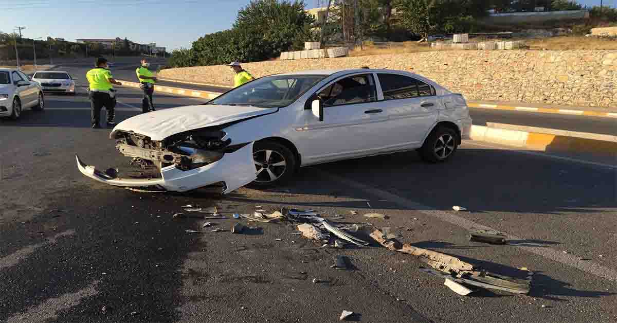 Otomobille çarpışıp karşı şeride geçti: 3 yaralı 1 Otomobille çarpışıp karşı şeride geçti 3 yaralı