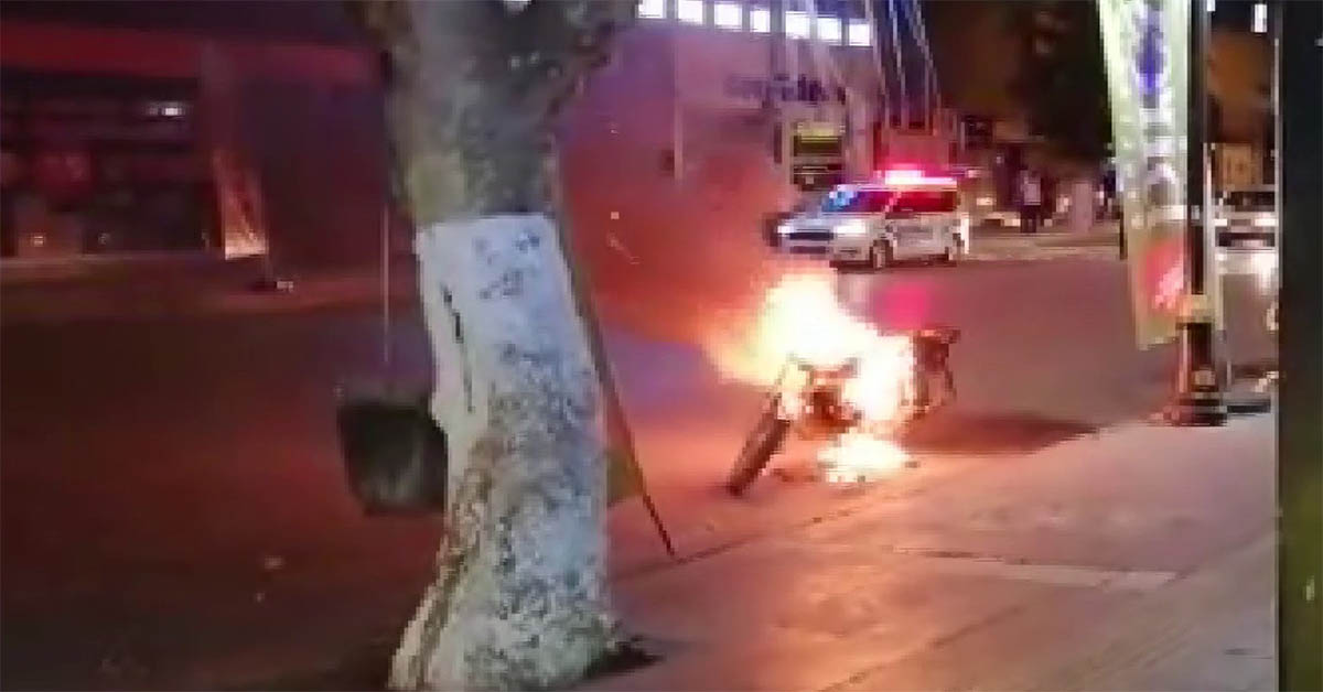 Polislere kızıp motosikletini ateşe verdi 1 Polislere kızıp motosikletini ateşe verdi