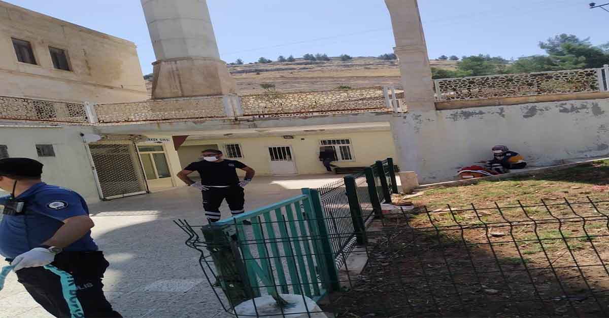 Urfa da Cami avlusunda erkek cesedi asılı halde bulundu