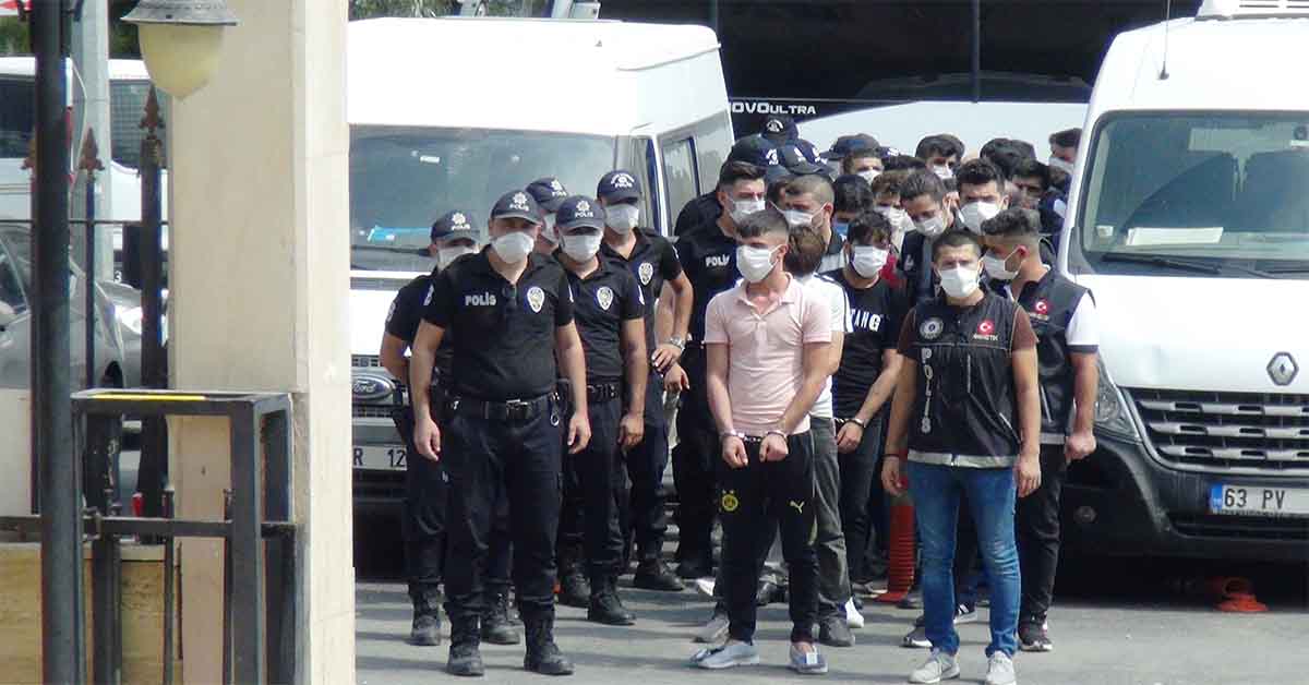 Urfa'da Uyuşturucu operasyonu 1 Uyuşturucu operasyonunda gözaltına alınan 21 zanlı adliyede