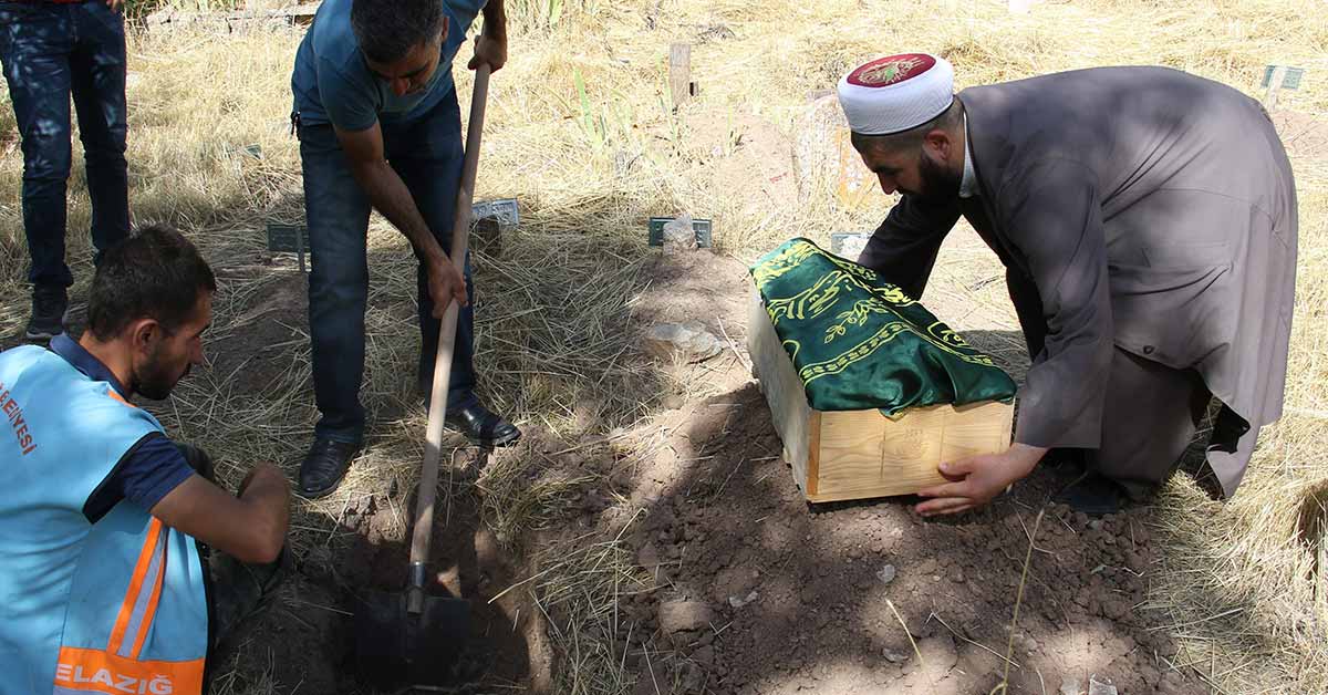 Yeni Doğan Bebeğini Halının Altında Öldürüp Çöpe Attı 1 Bebeğini Öldürdü
