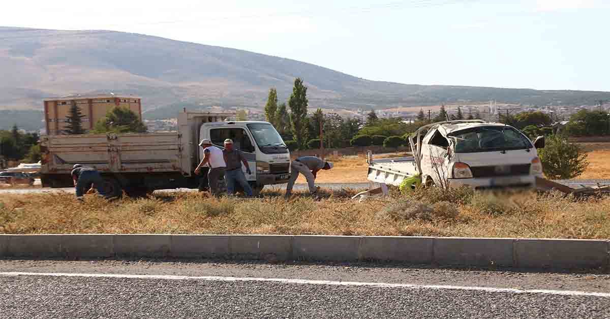 kamyonetler çarpıştı: 2 yaralı 1 kamyonetler çarpıştı 2 yaralı
