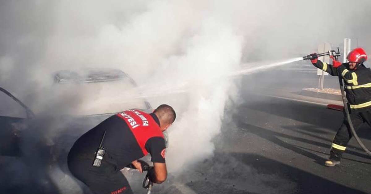 Urfa'da Seyir Halindeki Otomobil Alev Aldı 1 urfa yangin