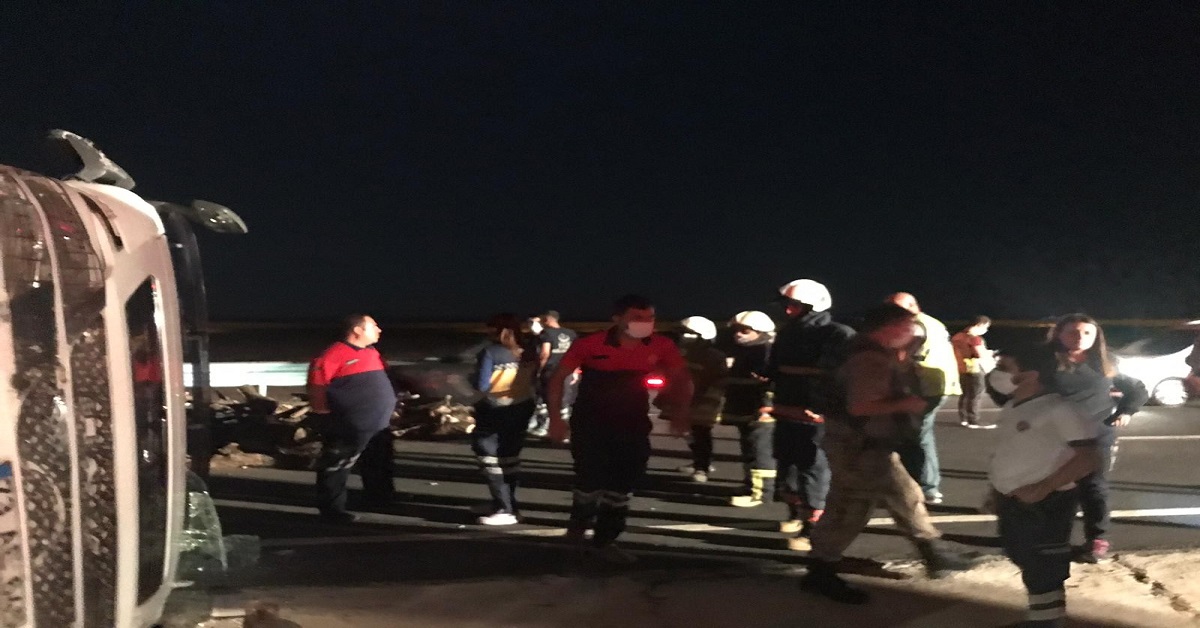 TIR devrildi: 1 ölü 1 AW129127 02