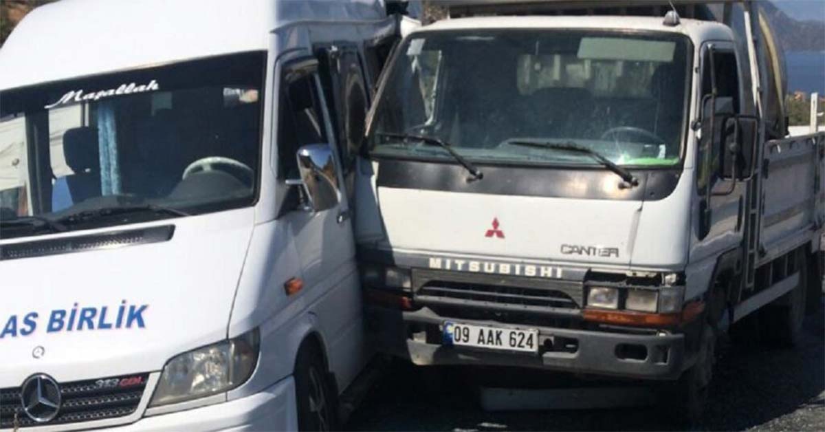 Minibüs ile kamyon çarpıştı: 5 yaralı 1 Trafik kazası