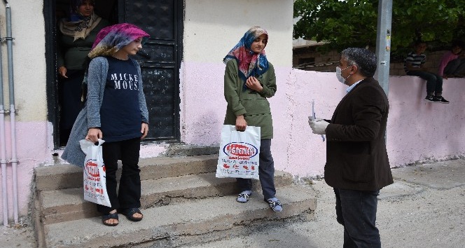 Urfa'nın Koca Yürekli Öğretmeni Kapı Kapı Dolaşıp Kitap Dağıttı