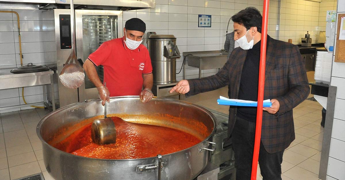 Birecik’te 3 bin kişiye sıcak iftar yemeği 1 Birecikte İftar Yemeği