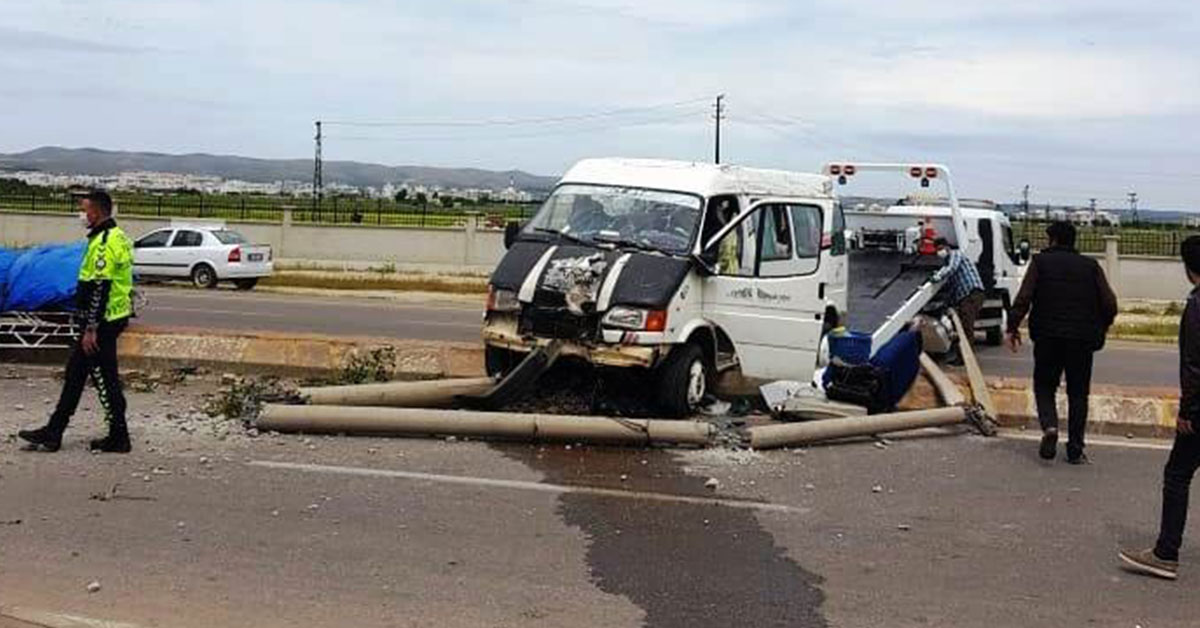 Urfa'da Tarım İşçilerini Taşıyan Minibüs Kaza Yaptı 1 Şanlıurfa'da Tarım İşçileri Kaza Yaptı