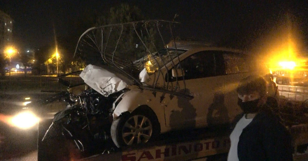 Antep'te Feci Kaza! Araba Bariyerlere Saplandı 1 antep kaza 4