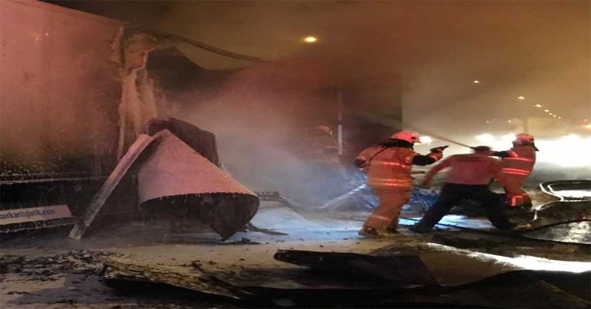 Biber yüklü tırın dorsesi, alev alev yandı 1 biber yüklü tır
