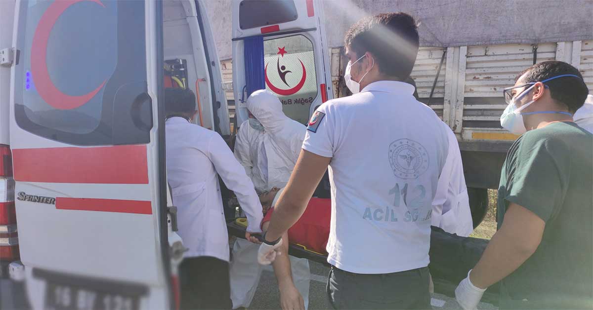 Hizmet aracı ile otomobil çarpıştı:1 ölü,3 yaralı 1 hizmet aracı kaza etti 1 ölü