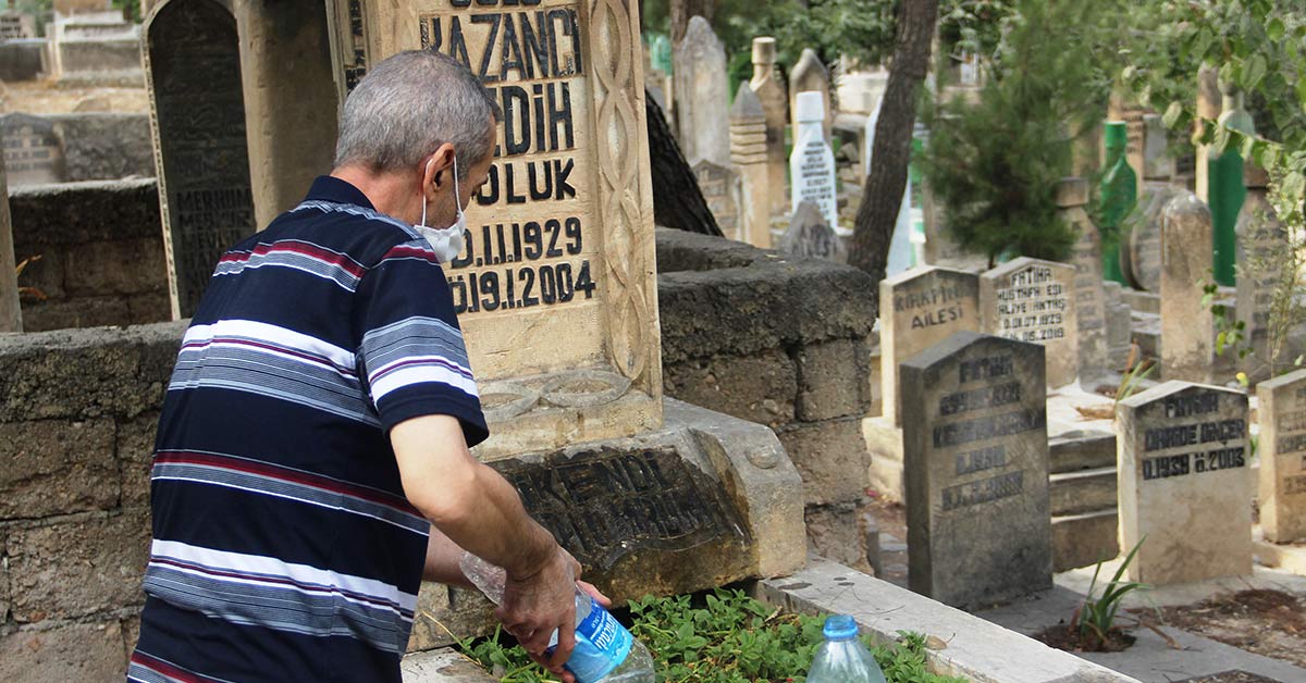 Şanlıurfa'da mezarlıklarda kandil yoğunluğu 1 Mezarlık Kandil