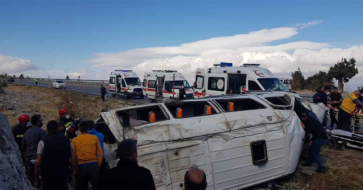 Minibüs devrildi: 12 yaralı 1 minibüs devrildi