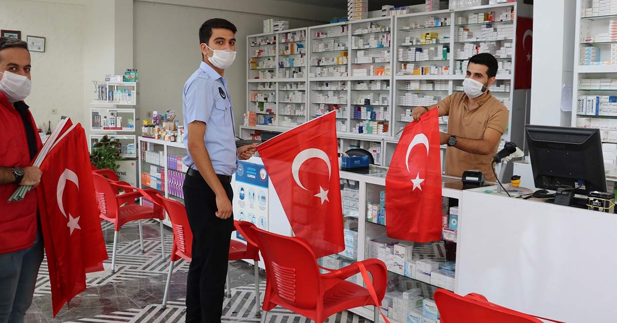 Karaköprü’de esnafa Türk Bayrağı hediyesi 1 Karakörü Belediyesi