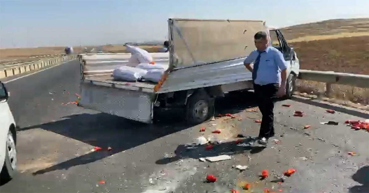 urfada biber yüklü kamyon takla attı