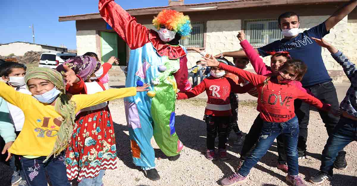 Urfa'da Köy çocuklarına palyaçolu, müzikli eğlence