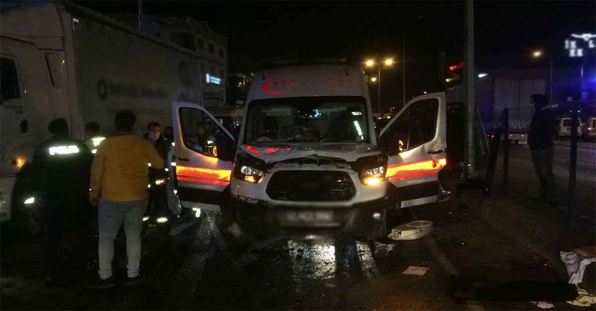 Ambulans otomobil ile çarpıştı 1 Ambulans otomobil ile çarpıştı
