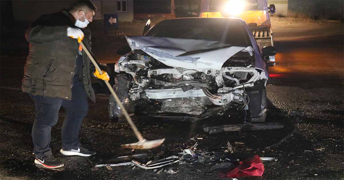 Ters şeride girdi, kafa kafaya çarpıştı: 1 ölü, 1 yaralı
