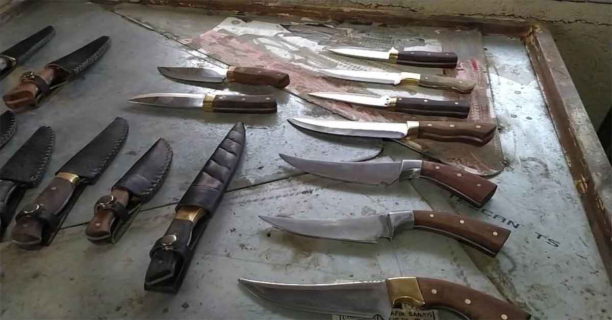 Urfa'da evden çıkamayınca bıçak atölyesi kurdu