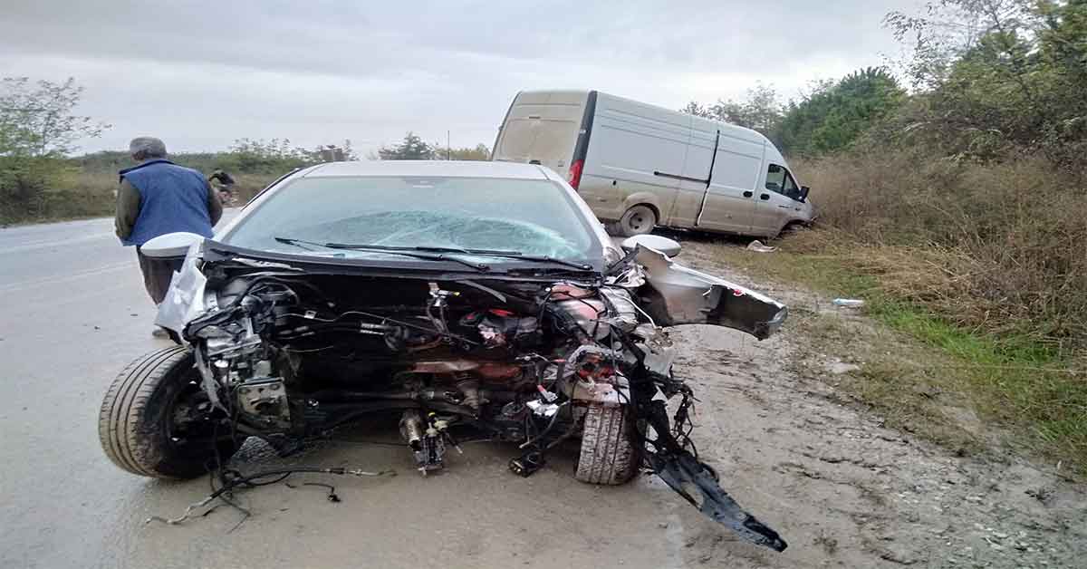 Kazanın şiddetiyle otomobilin motoru fırladı 1 Kazanın şiddetiyle otomobilin motoru fırladı