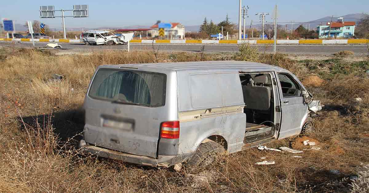 Minibüsle otomobil çarpıştı: 1 ölü, 3 yaralı