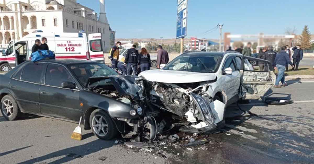 Yoldan çıkıp üçüncü bir araca da çarptı; 7 yaralı