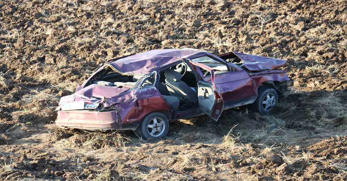 Otomobil tarlaya uçtu: 1'i ağır 4 yaralı 1 Otomobil tarlaya uçtu: 1'i ağır 4 yaralı