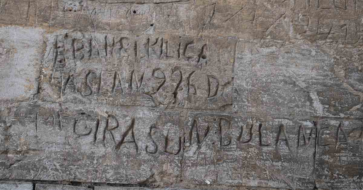 Urfa'da yüz yıllık anıları yıkımla ortaya çıktı
