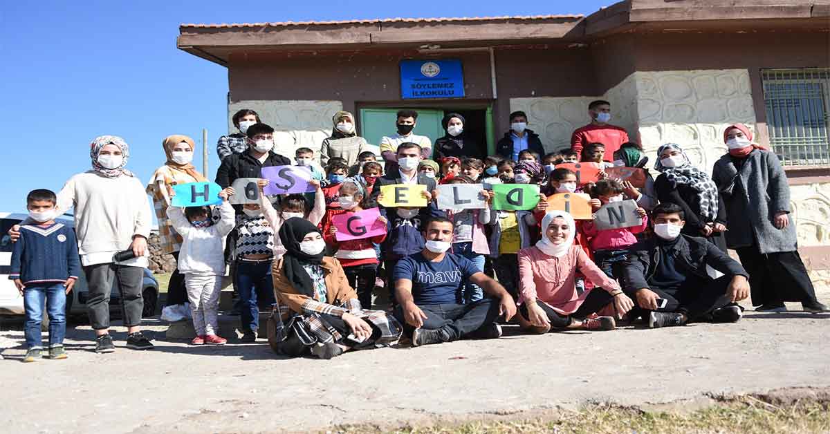 Urfa'da Köy çocuklarına palyaçolu, müzikli eğlence 1 Urfa'da Köy çocuklarına palyaçolu, müzikli eğlence