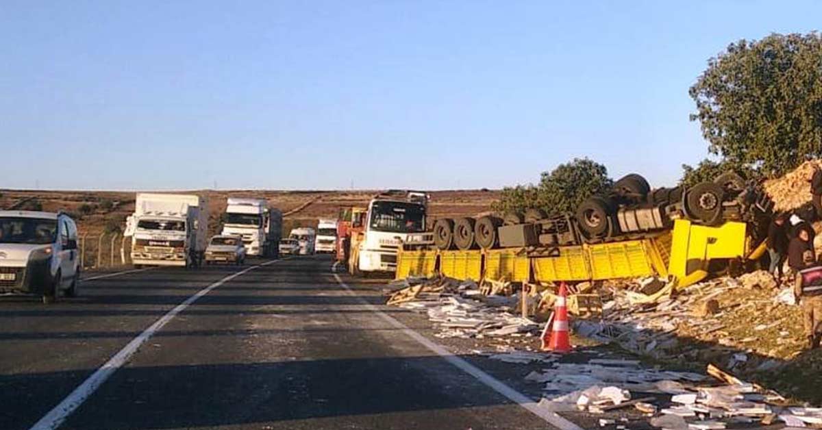 Şanlıurfa’da mermer yüklü tır devrildi: 1 yaralı 1 Mermet Tır Kaza