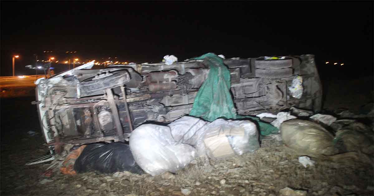 Kamyonet şarampole devrildi: 2 ölü, 4 yaralı