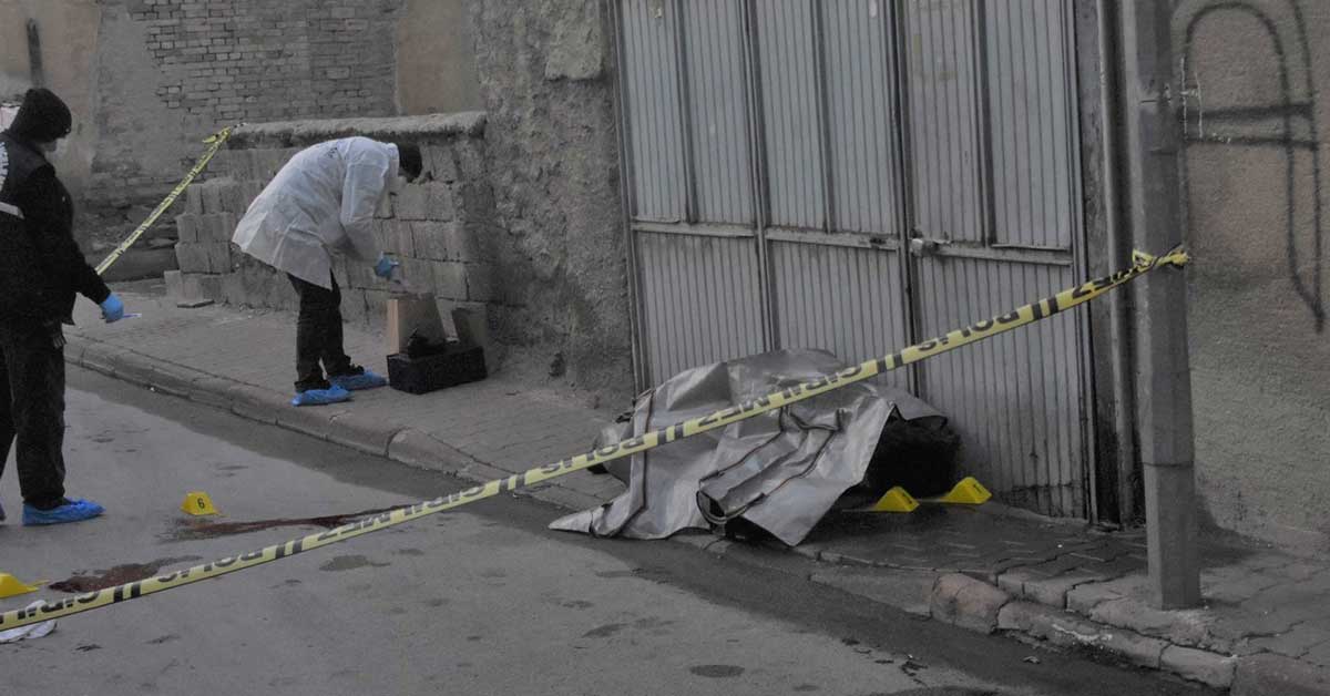 Karısını Sokak Ortasında Öldürüp Kafasına Sıktı 1 İntihar