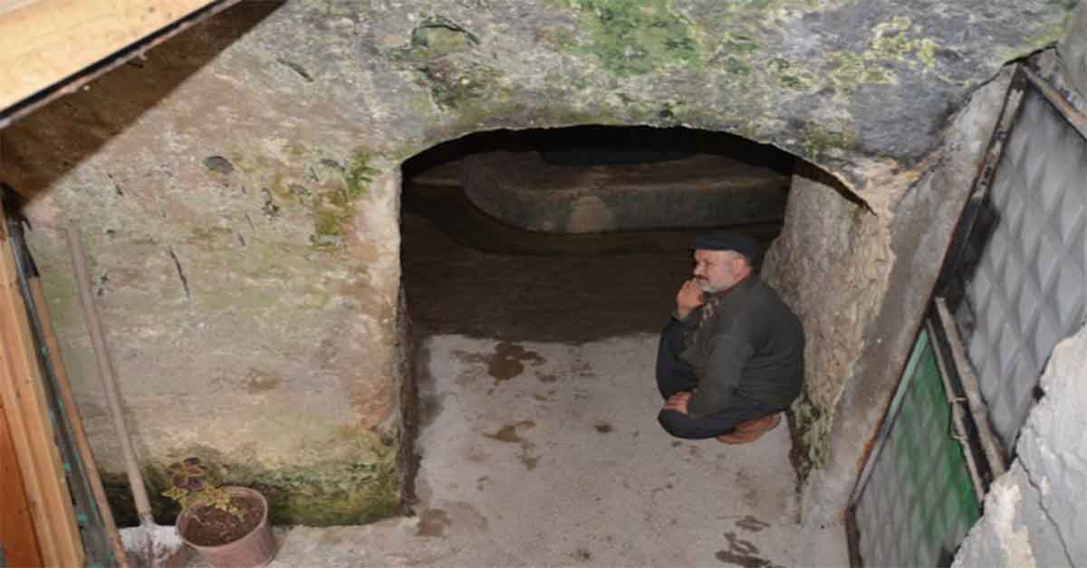 30 yıldır mağarada yaşıyor