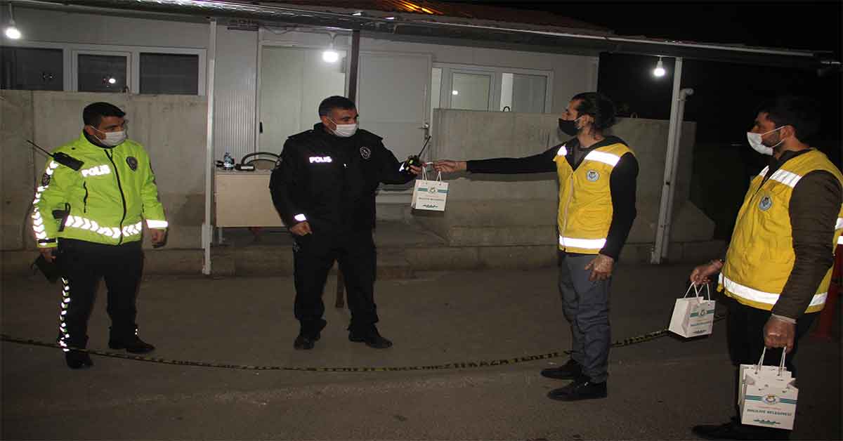 Urfa’da görevi başındaki polislere tatlı ikramı