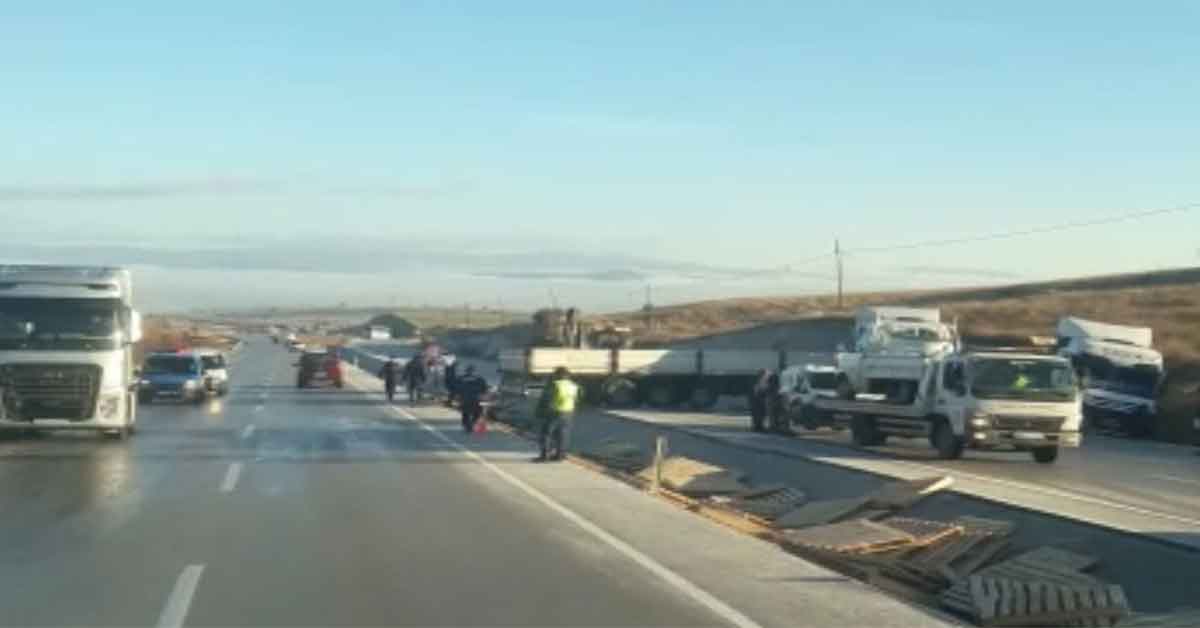 Zincirleme trafik kazası: 5 yaralı 1 Zincirleme trafik kazası: 5 yaralı