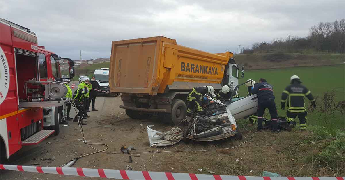 Hafriyat kamyonu otomobili biçti: 1 ölü