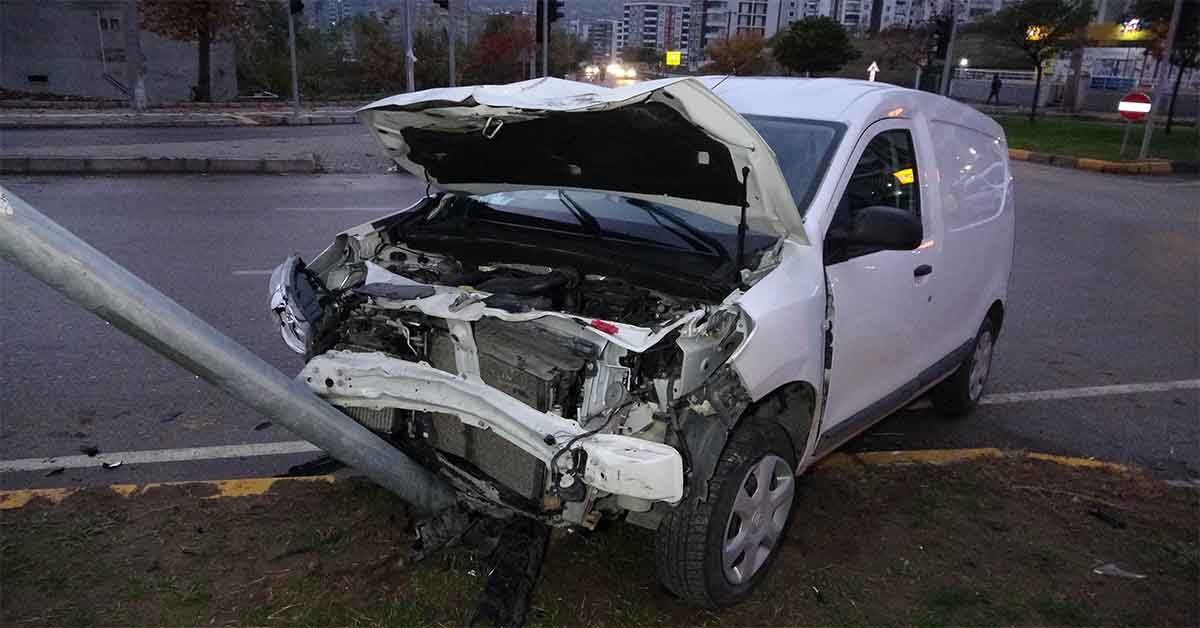 Kavşakta trafik kazası: 3 yaralı 1 Kavşakta trafik kazası: 3 yaralı