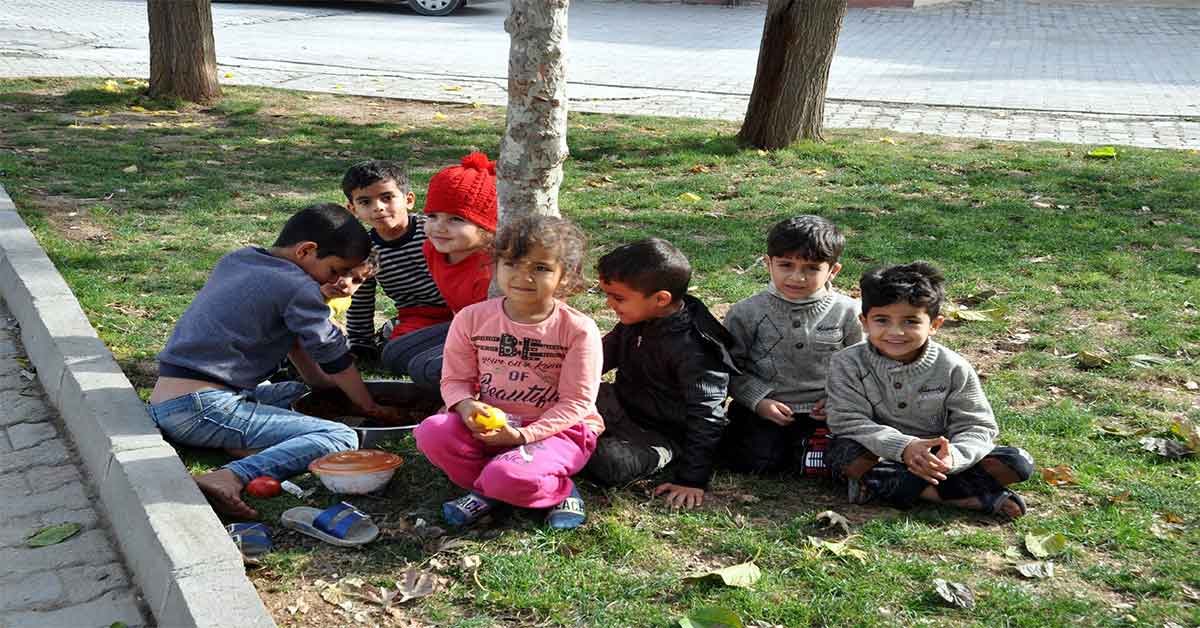 Urfa Sınırında çocuklar çiğ köfte partisi yaptı