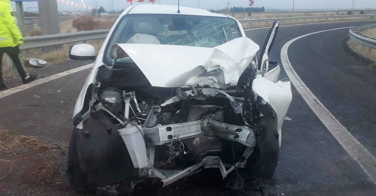 Urfa'da Bariyere Çarpan Araçta 2 Kişi Yaralandı 4 Urfa Kaza